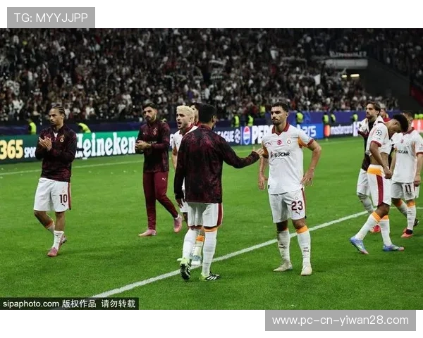 足球场上激情四溢的呐喊者 他是如何用声音激励队友并震慑对手的